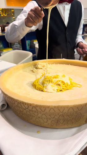 Restaurant Village, Near Four Seasons Hotel، - Jumeira St - Dubai