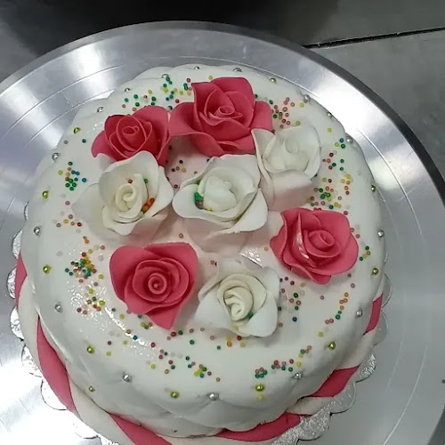 Opinii despre Alpine Cakes and Pastries Deira dubai în Dubai - Hospitality and gastronomy