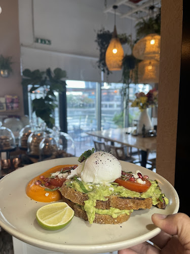 Opinii despre Friends Avenue Cafe JLT în Dubai - Hospitality and gastronomy