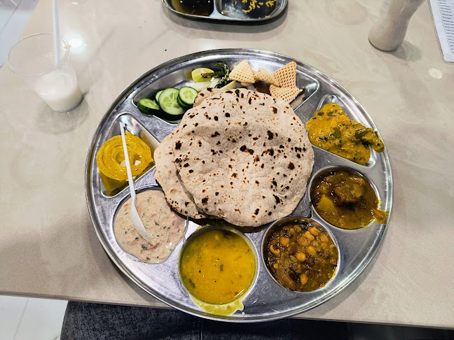 Bright Restaurant مطعم مضيء