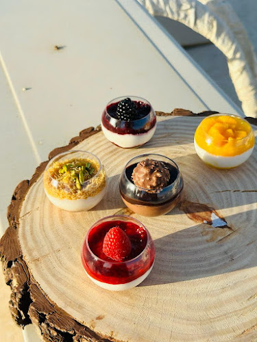 LEE CAKE CAFE SWEETS AND FLOWER - Hospitality and gastronomy