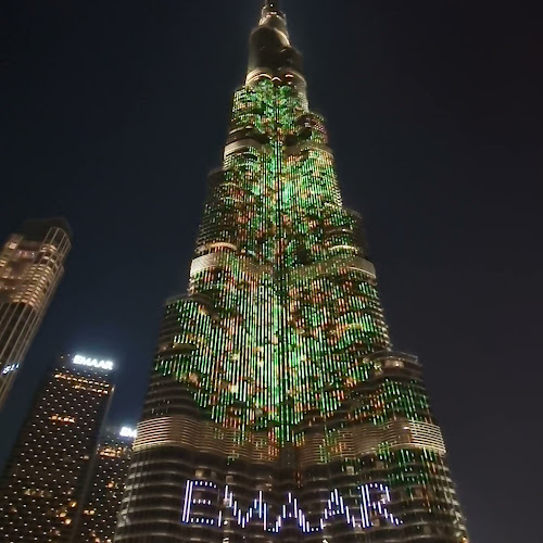 Dubai Mall Fountain - Hospitality and gastronomy