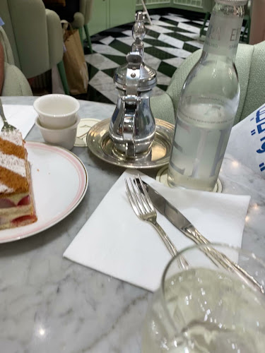 Ladurée Dubai Mall Extension - Hospitality and gastronomy