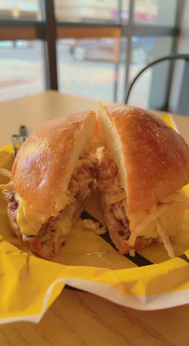 Opinii despre CUT IN HALF - Muwailih în Sharjah - Hospitality and gastronomy