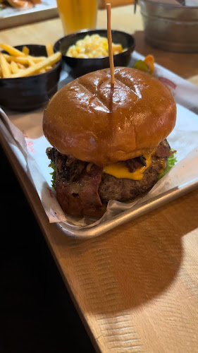 Opinii despre Famous Dave's Bar-B-Que în Abu Dhabi - Hospitality and gastronomy