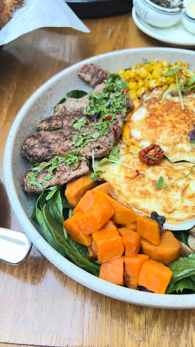 Opinii despre PAUL Bakery & Restaurant în Abu Dhabi - Hospitality and gastronomy