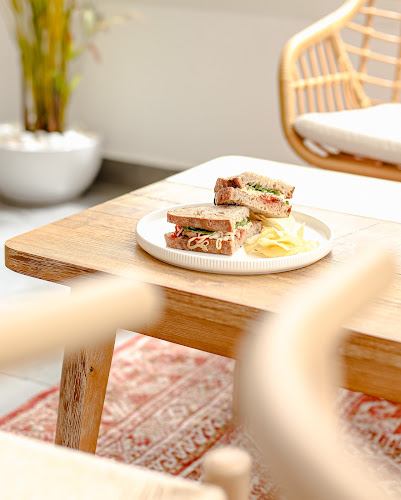 Opinii despre 3 Guys Cafe în Abu Dhabi - Hospitality and gastronomy