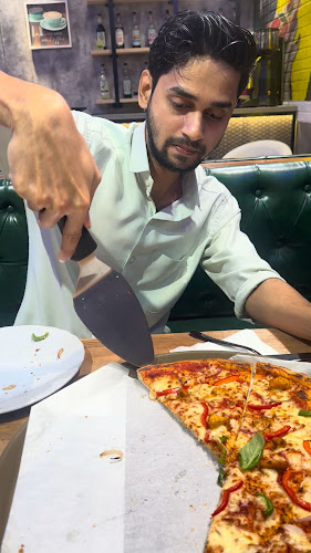 Opinii despre Chicago Pizza & More - Burjuman Mall Dubai | Best Pizza in Dubai în Dubai - Hospitality and gastronomy