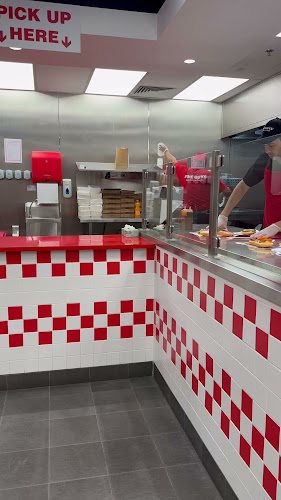 Opinii despre Five Guys Al Hamra Mall în Ras Al-Khaimah - Hospitality and gastronomy