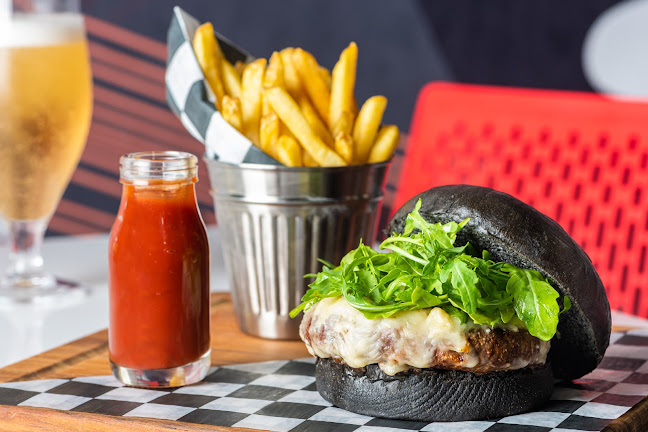 Oui Sports Bar + Terrace - Dubai