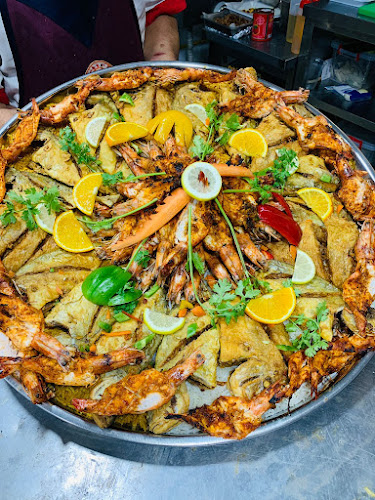 شوي الأسماك الشامخة - Hospitality and gastronomy