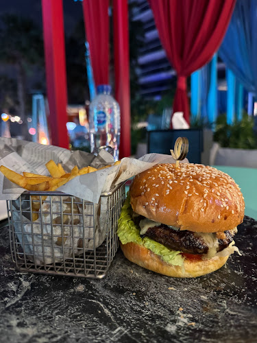 Malibu Deck - Pool Bar