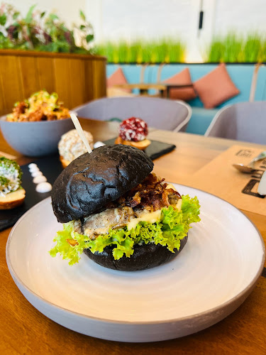 Street 9 Cafe - Abu Dhabi