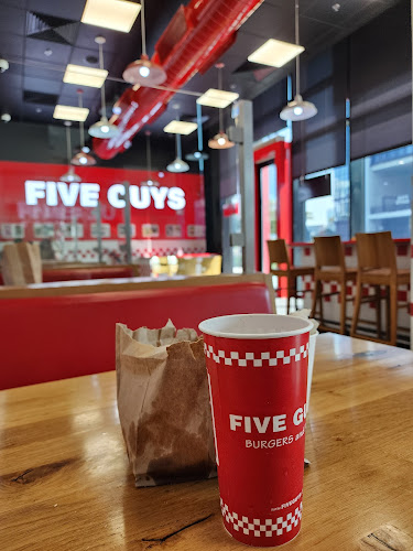 Five Guys City Walk - Hospitality and gastronomy