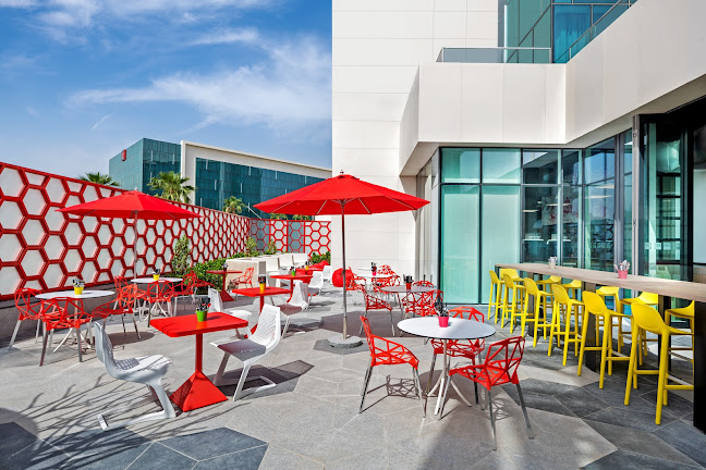 Oui Sports Bar + Terrace