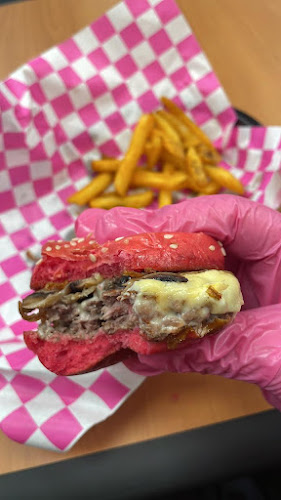 Opinii despre Pink Burger Restaurant Khalifa City Branch în Abu Dhabi - Hospitality and gastronomy