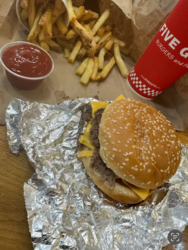 Five Guys City Walk - Hospitality and gastronomy