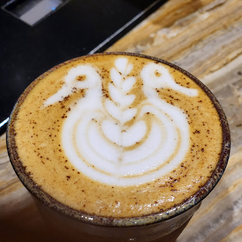 Opinii despre ديب - محمصة وكافيه | DEEP - Roastery & Cafe în Abu Dhabi - Hospitality and gastronomy