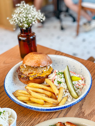 Opinii despre Friends Avenue Cafe JLT în Dubai - Hospitality and gastronomy