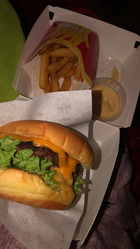 Zoom Burger Shaam - Hospitality and gastronomy