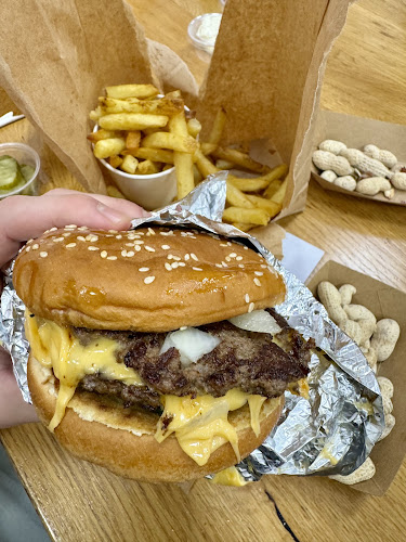 Five Guys Festival City Mall - Hospitality and gastronomy