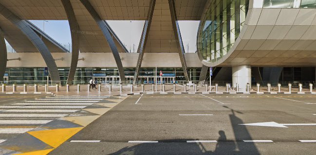 Dubai International Airport – Terminal 3, Concourse B Between Emirates First & Business Class Lounges - D89 - Dubai